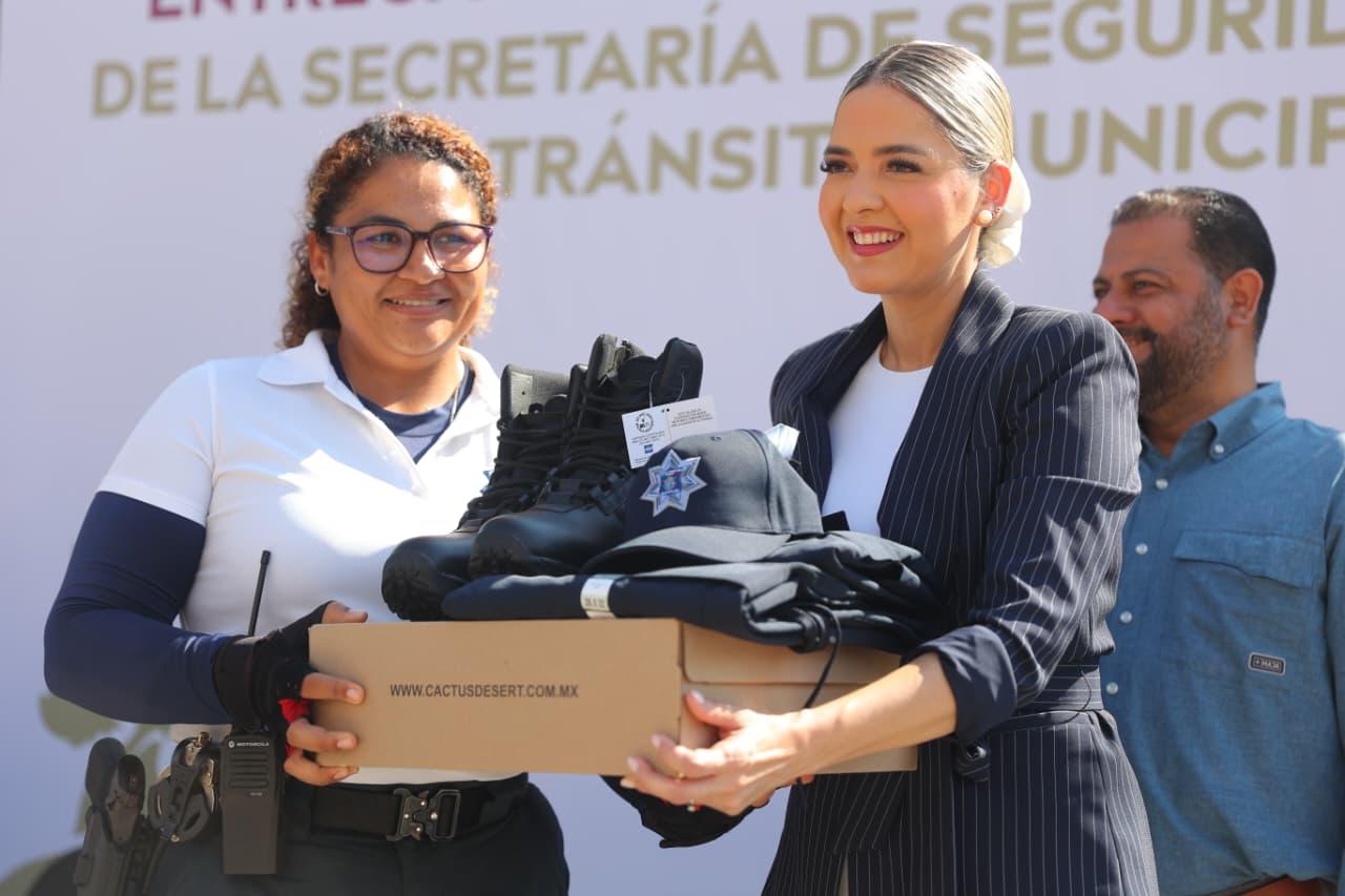 Lee más sobre el artículo Reciben Uniformes los Policías de Mazatlán