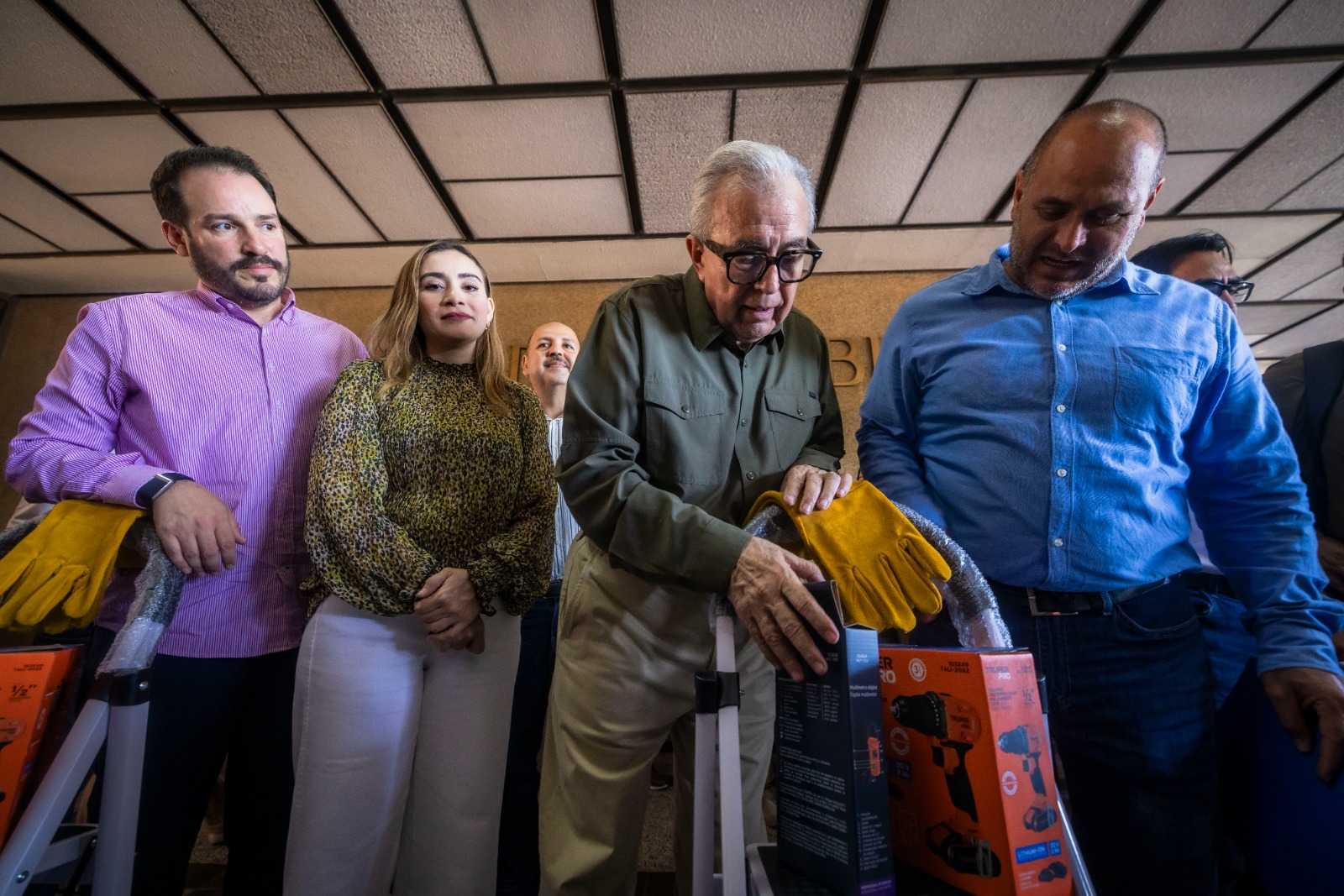 Lee más sobre el artículo Entrega Gobernador Equipamiento para Oficios del Programa Saber Hacer