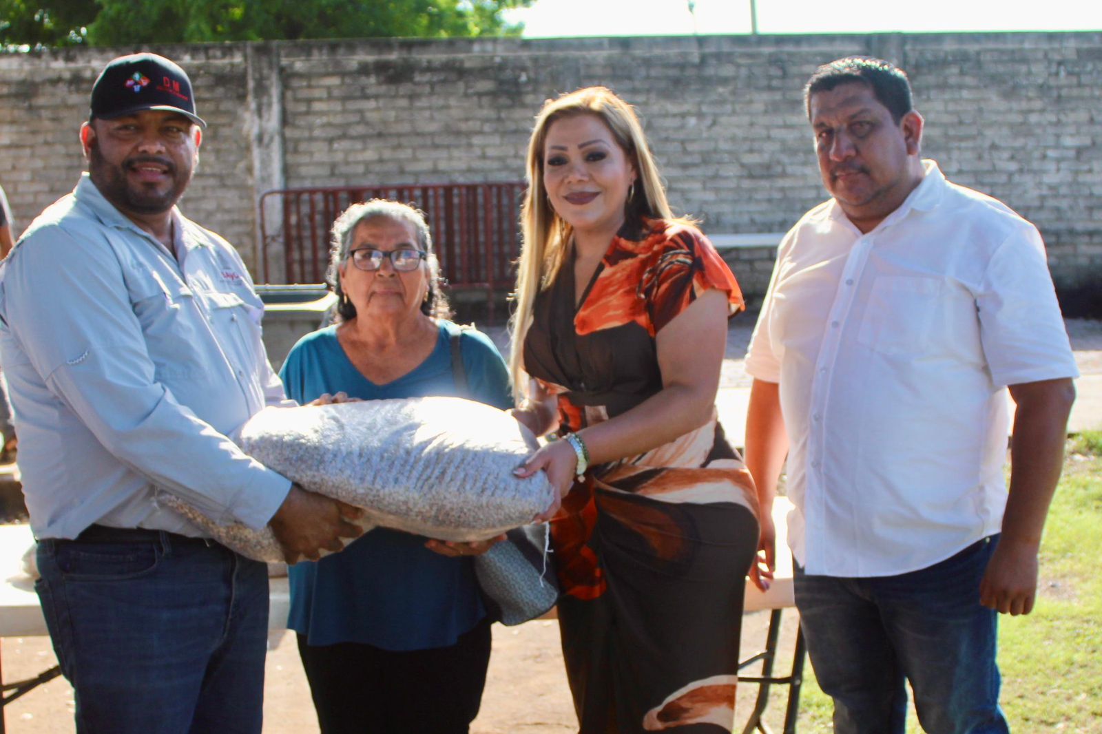 Lee más sobre el artículo Entregan Semillas a Temporaleros de Rosario