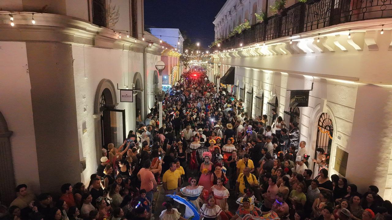 Lee más sobre el artículo Dia de Muertos trajo “Raíces y Tradiciones de México» y la Espectacular Callejoneada