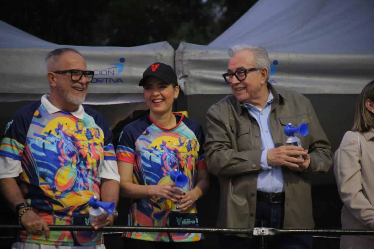 Lee más sobre el artículo Rocha y Estrella dan el Banderazo de Salida a Corredores del Gran Maratón Mazatlán 2025