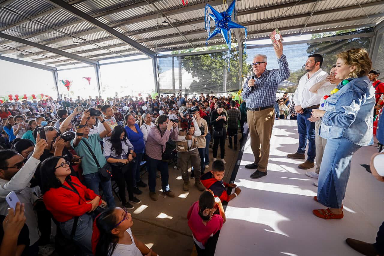 Lee más sobre el artículo Gobernador Rocha Moya y Eneyda Rocha Festejan a Miles en la Gran Posada 2025