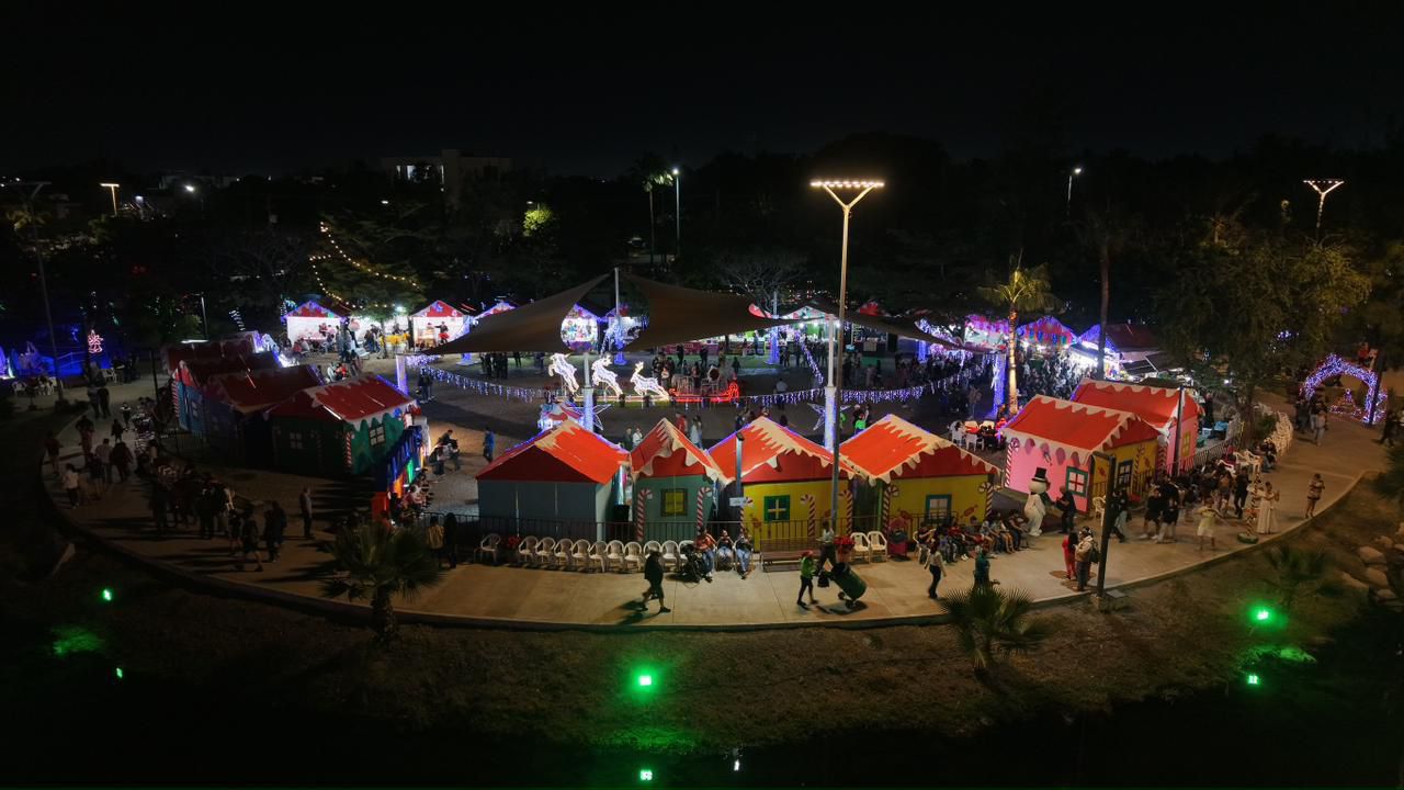 Lee más sobre el artículo Inaugura Estrella Palacios la Villa Navideña en el Parque Central