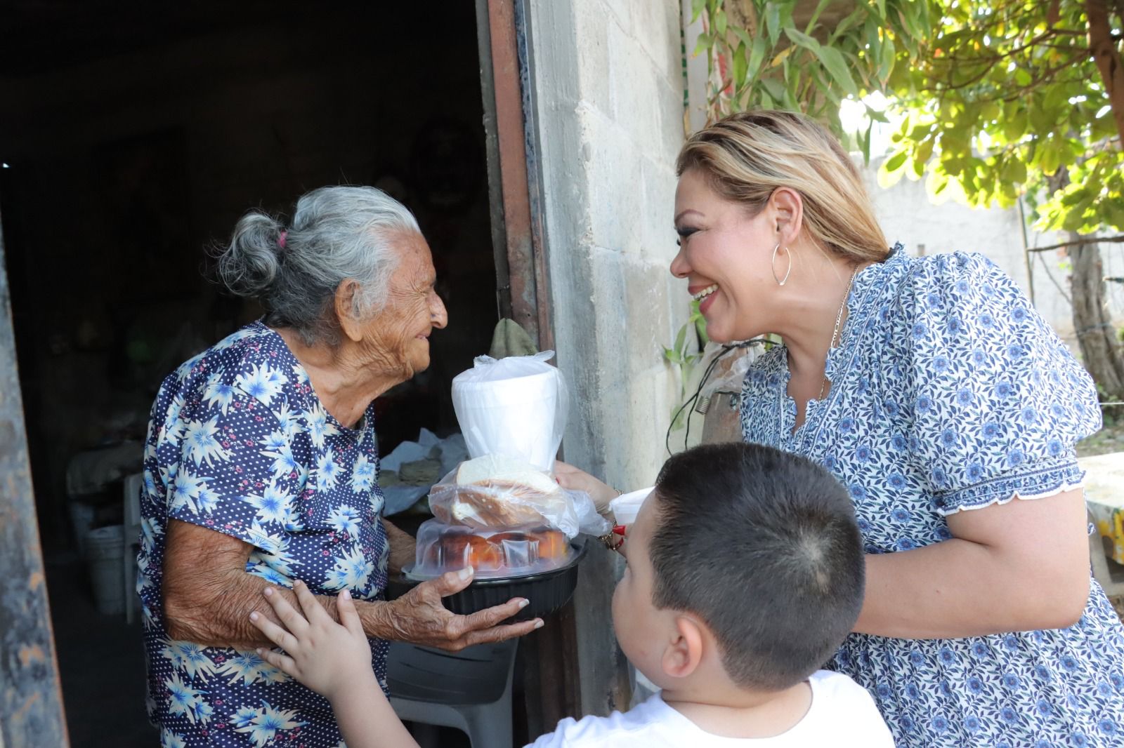 Lee más sobre el artículo Llevan Cenas Navideñas a Personas Necesitas en Rosario