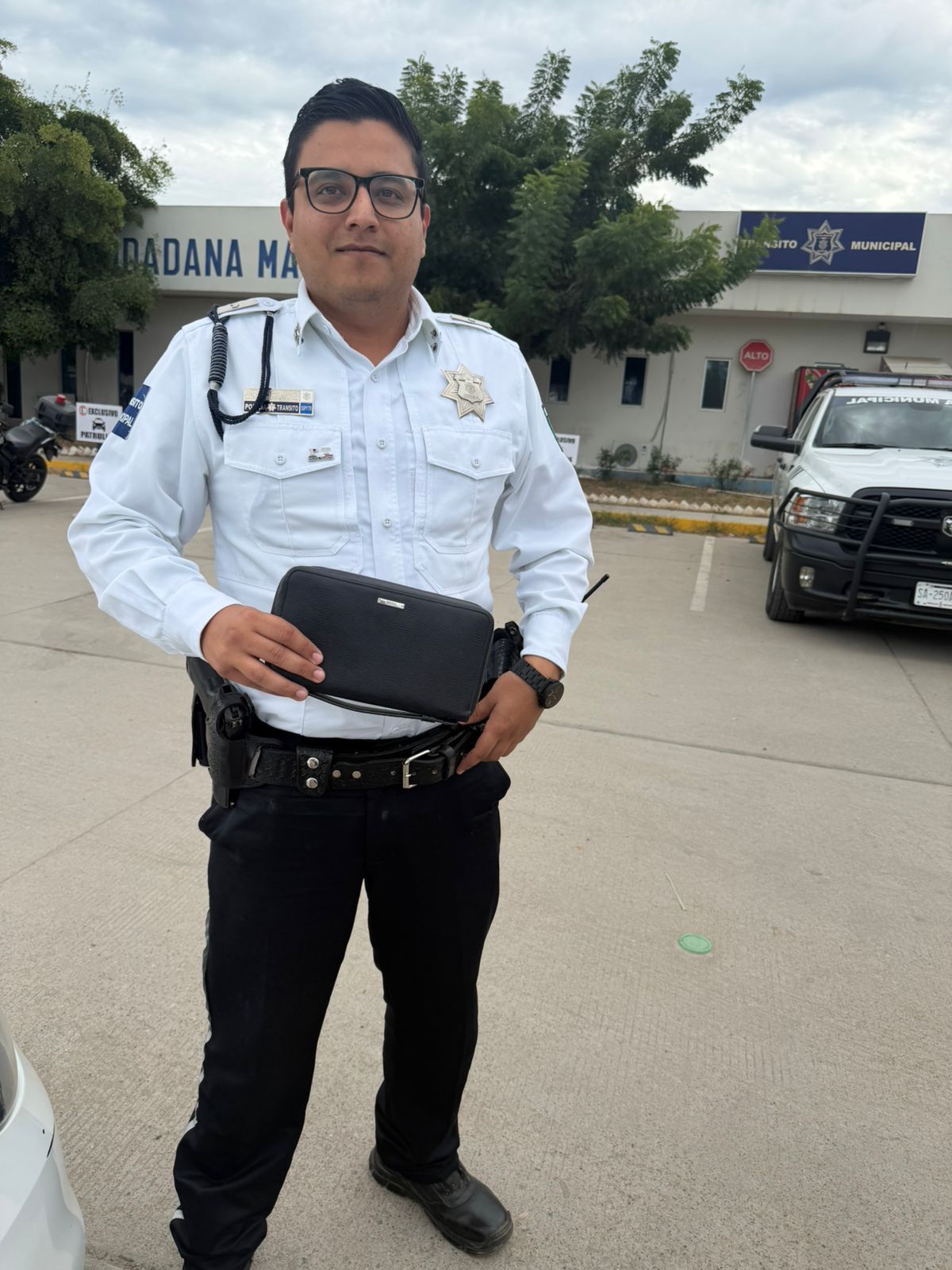 Lee más sobre el artículo Agente de Vialidad regresa cartera con documentos y dinero