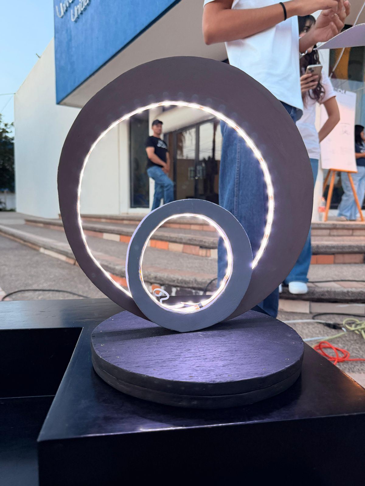 Lee más sobre el artículo Estudiantes de la UAS Producen Lámparas