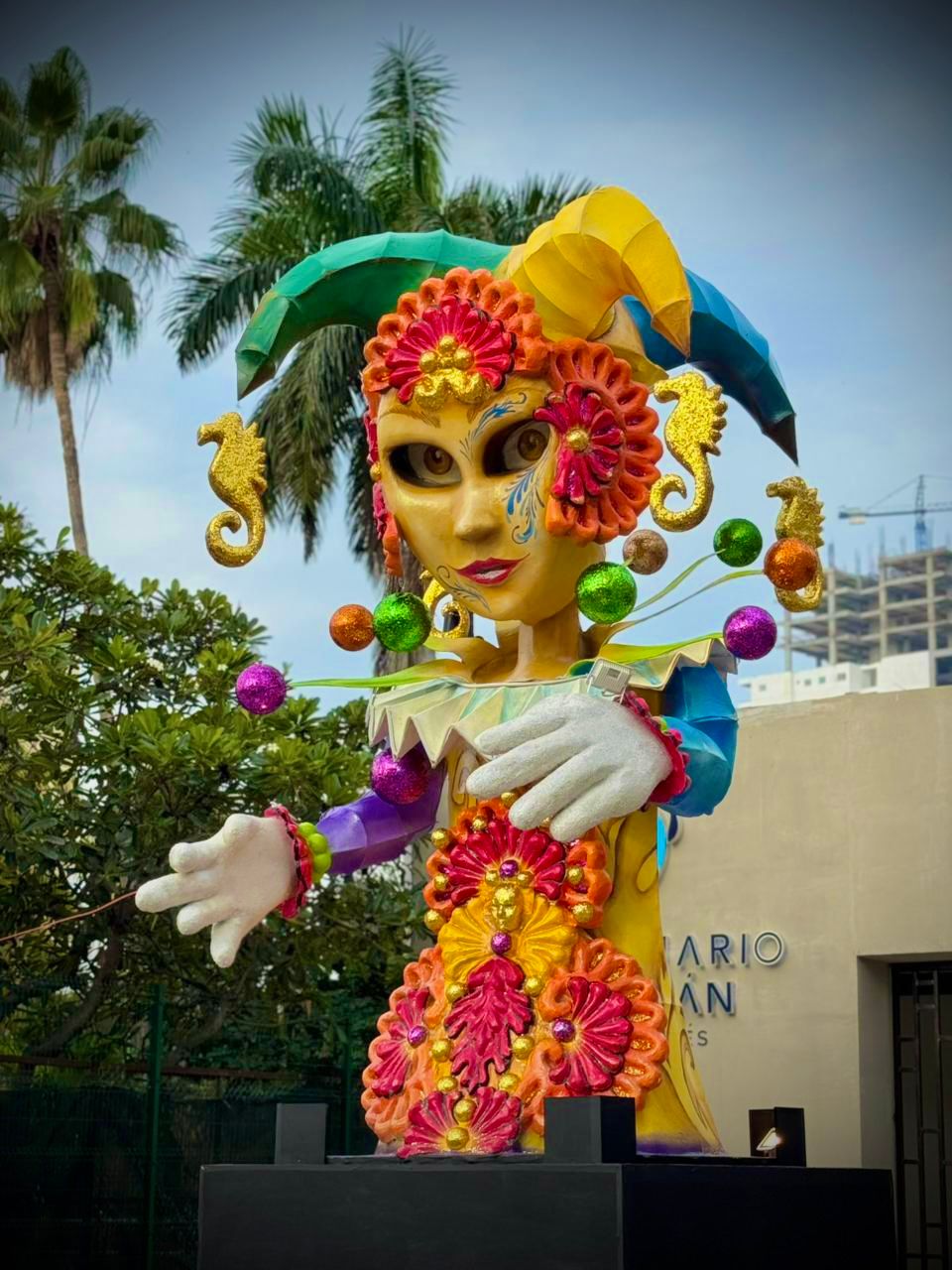 Lee más sobre el artículo Gran Acuario Mazatlán se Une al Carnaval, Coloca su Monigote