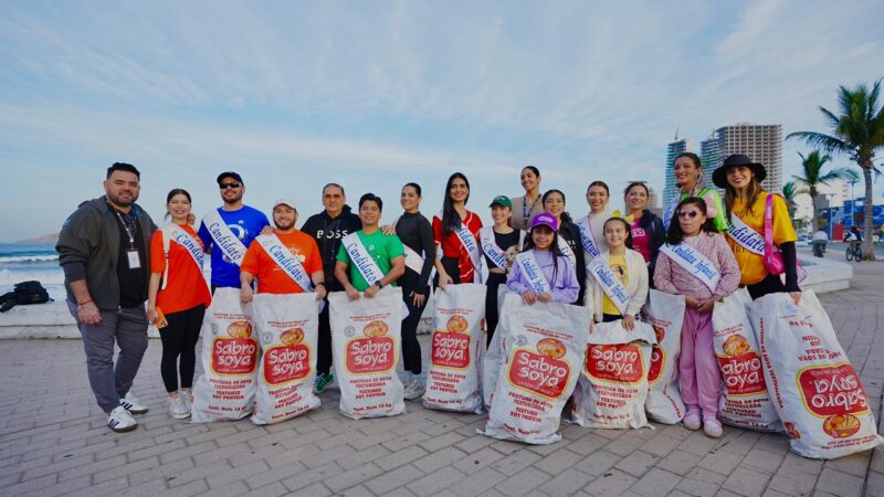 Candidatos del Carnaval limpian las playas esta mañana