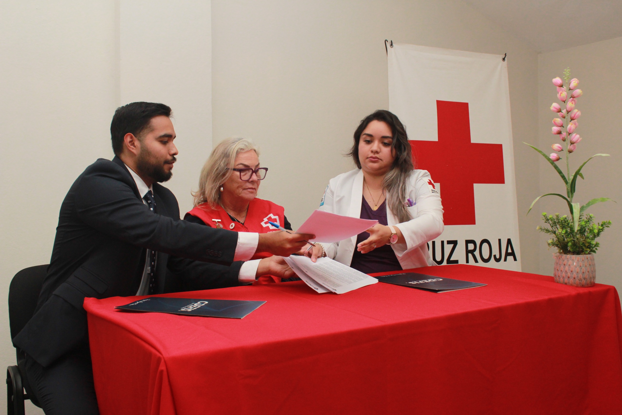 Lee más sobre el artículo Firman Acuerdo Cruz Roja Mazatlán y Universidad CDEFIS