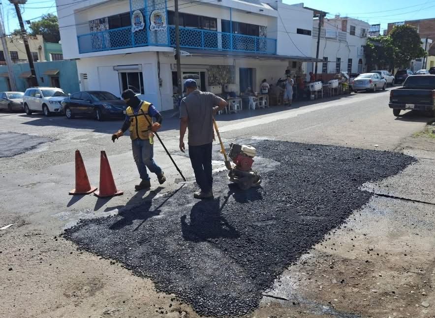 Lee más sobre el artículo Gobierno municipal refuerza acciones de bacheo en vialidades prioritarias del puerto