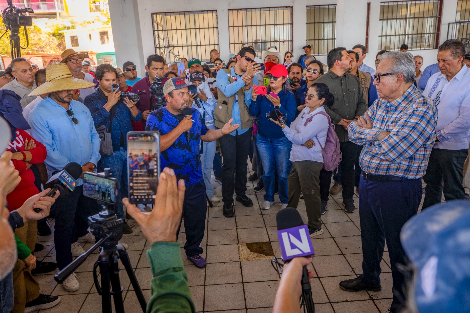 Lee más sobre el artículo Rubén Rocha Moya se Atendió a Miembros de Comunidades indígenas de Ahome