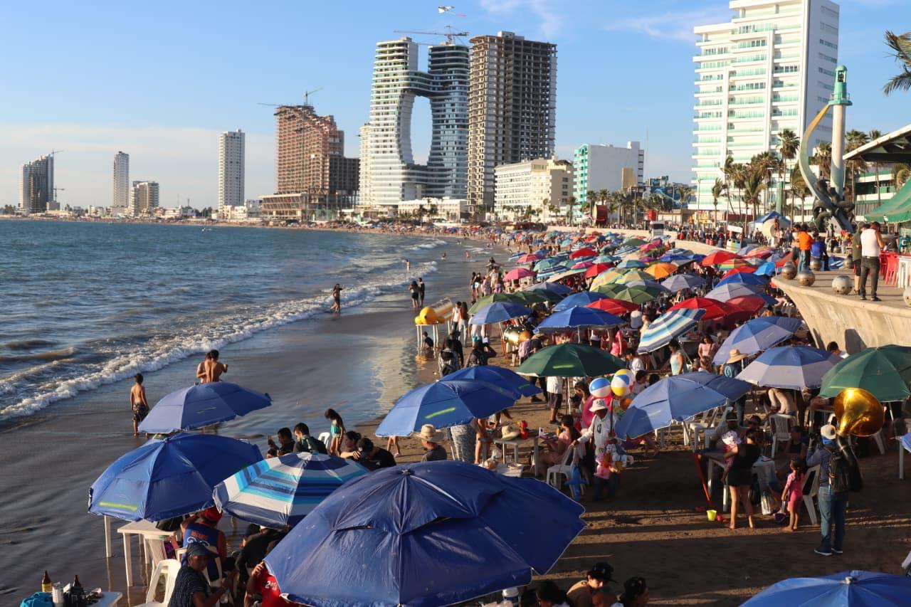Lee más sobre el artículo Ayer Más de 74 mil Personas Disfrutaron las Playas de Mazatlán