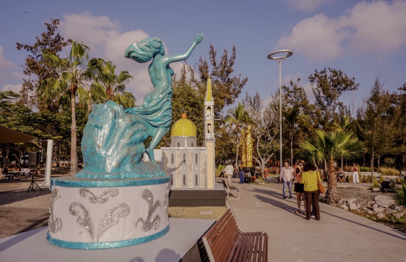 Lee más sobre el artículo Locales y turistas  transitan sobre el Sendero de Paz  y disfrutan el brillo del Carnaval de Mazatlán