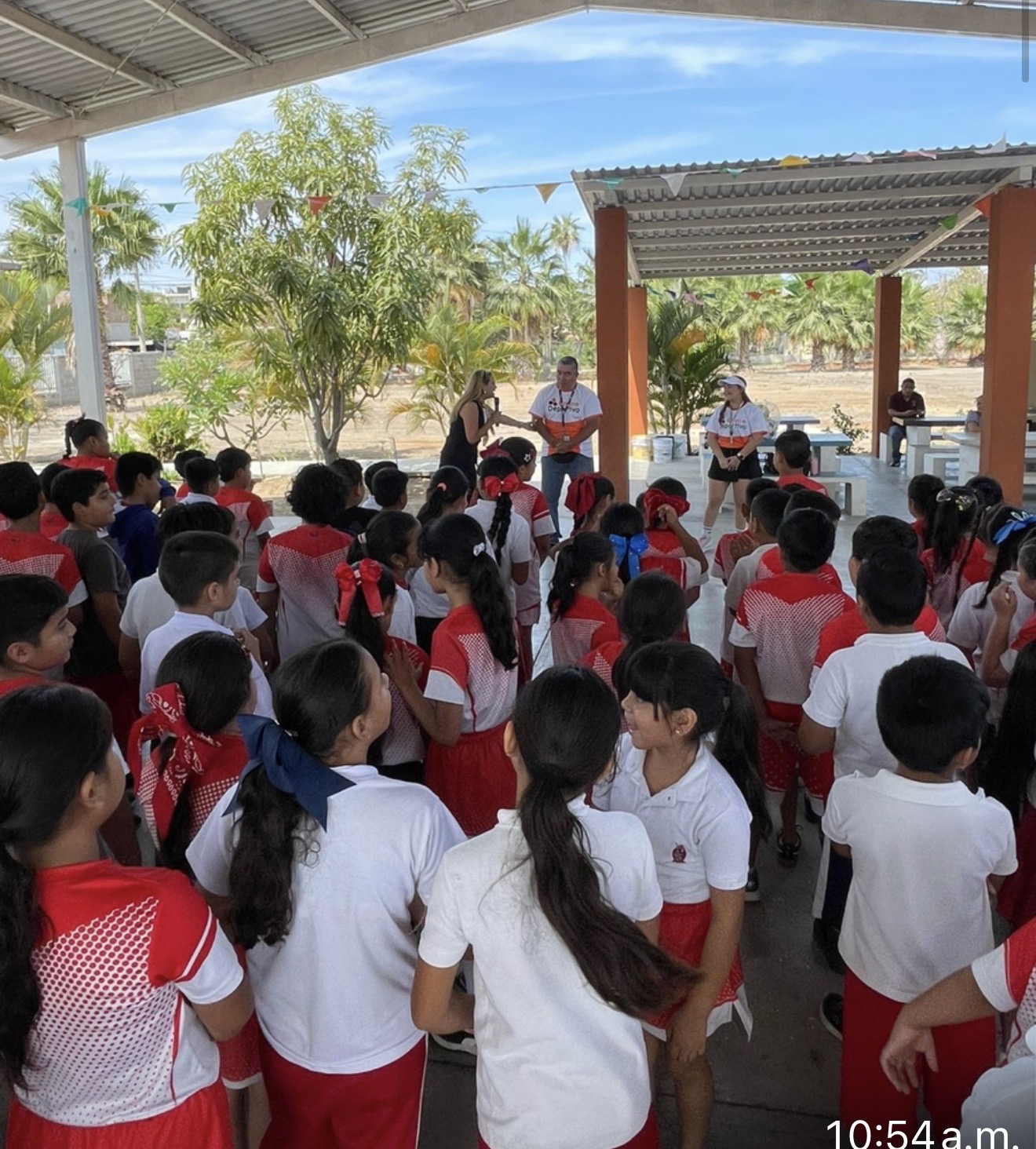 Lee más sobre el artículo Niños de la primaria  Flores Magón se ejercitan con My Lai Quintero 
