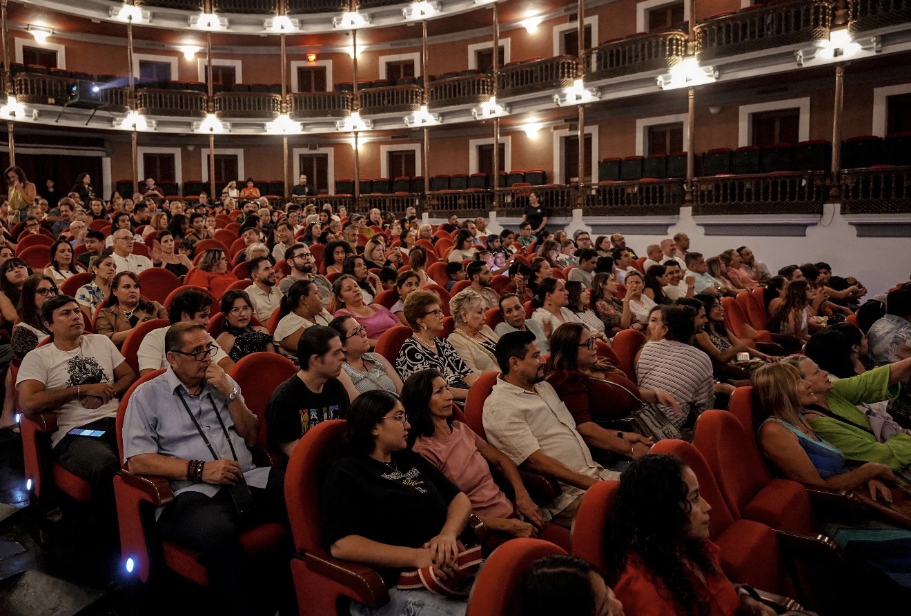 Lee más sobre el artículo Entre carcajadas y verdades incómodas D(R)AMA convierte el escenario del Teatro Ángela Peralta  en un ring de emociones