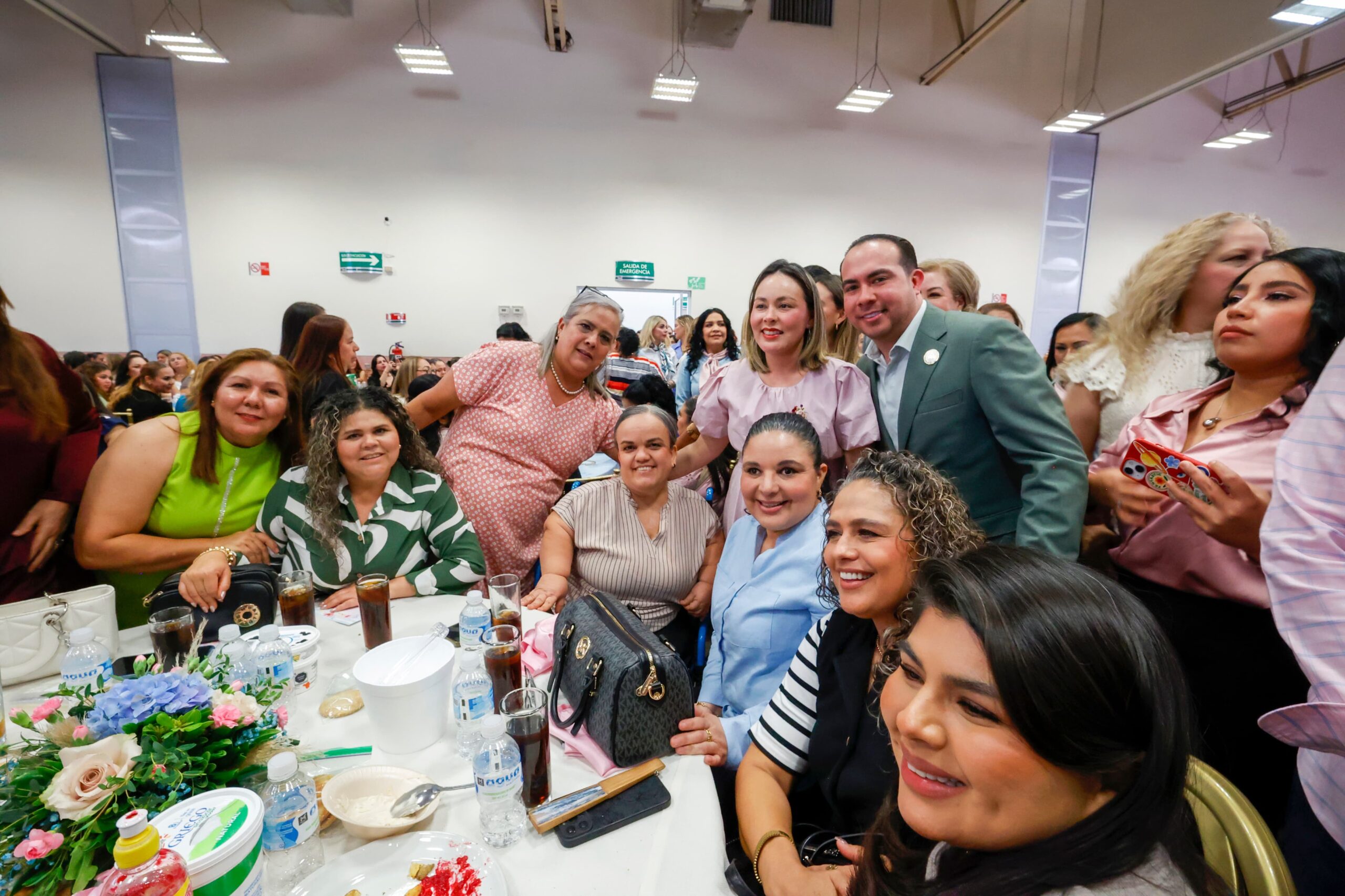 Lee más sobre el artículo Yeraldine Bonilla Acudió al Festejo del Día de las madres del STASE