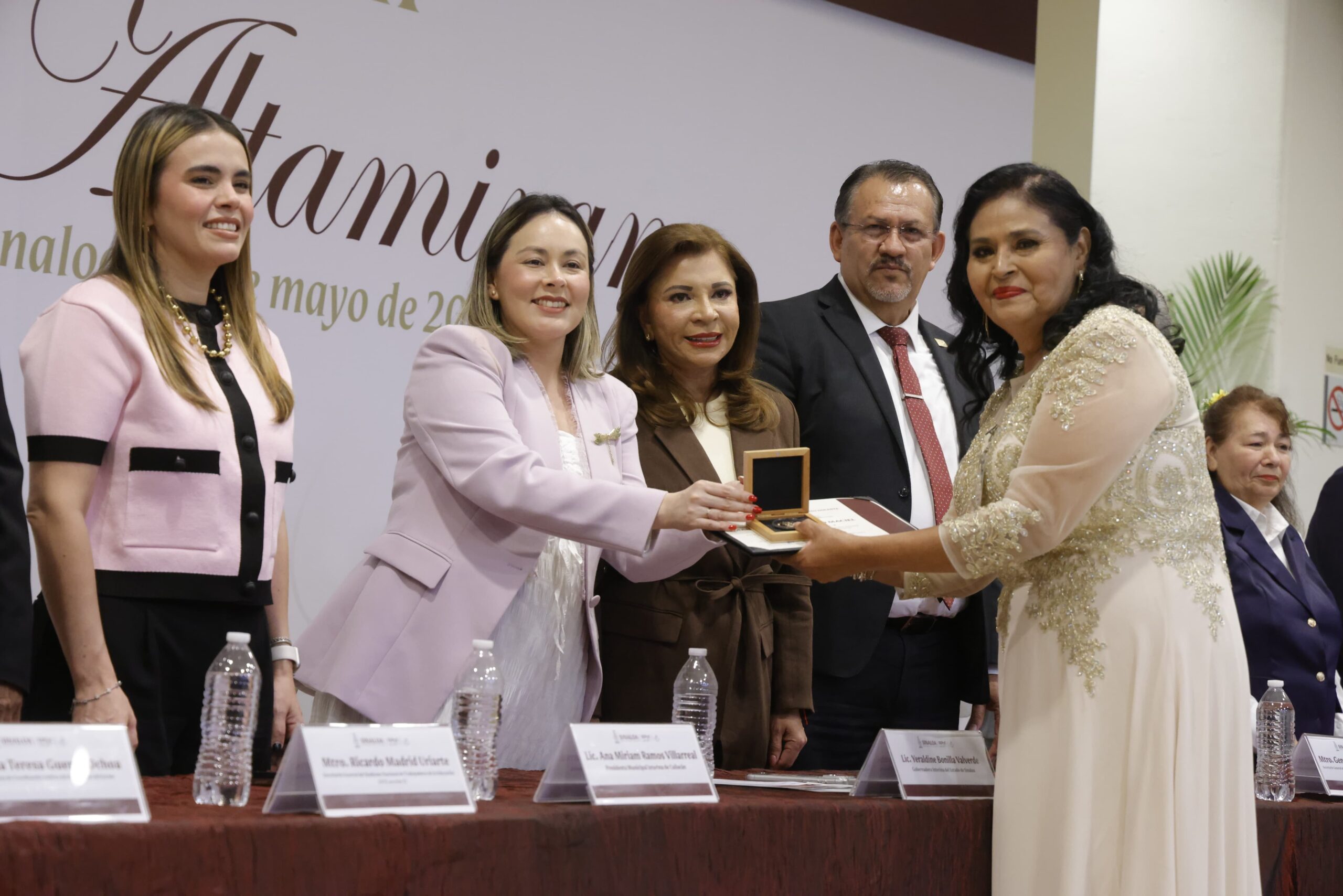 Lee más sobre el artículo Entrega Yeraldine Bonilla la Medalla «Maestro Altamirano» y «Rafael Ramírez»