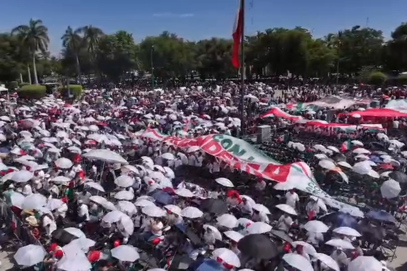 Lee más sobre el artículo Miles de Sinaloenses Llegaron a la Explanada de Gobierno del Estado Para Acompañar el Mensaje de Sheimbaun