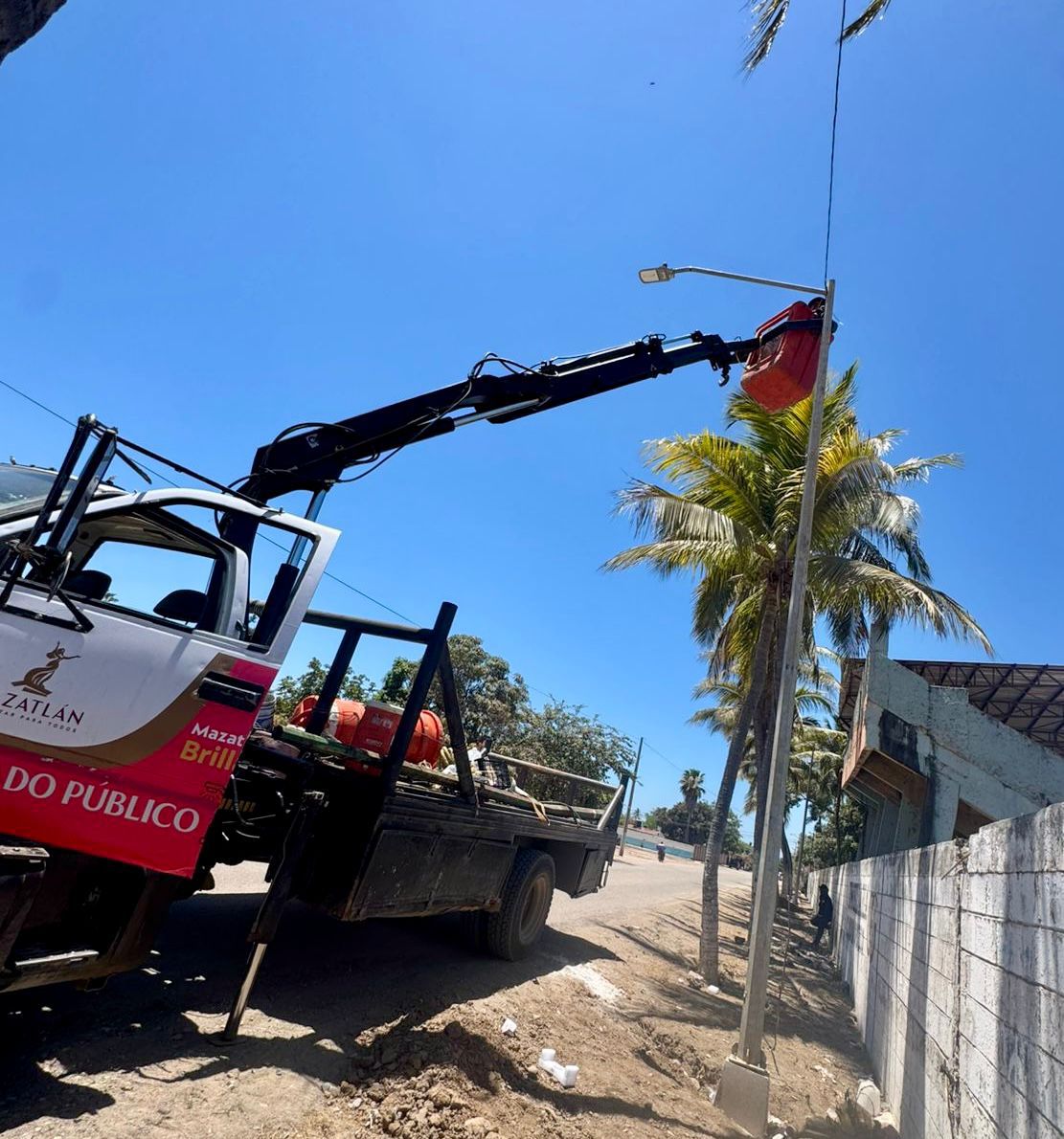 Lee más sobre el artículo Reparan Alumbrado Público en Cinco Comunidades de Mazatlán