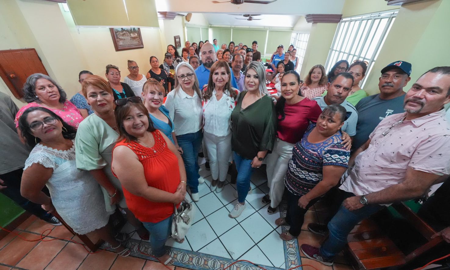Lee más sobre el artículo Tere Guerra Sostuvo Reunión con Líderes de Comercio y Tianguis de Mazatlán