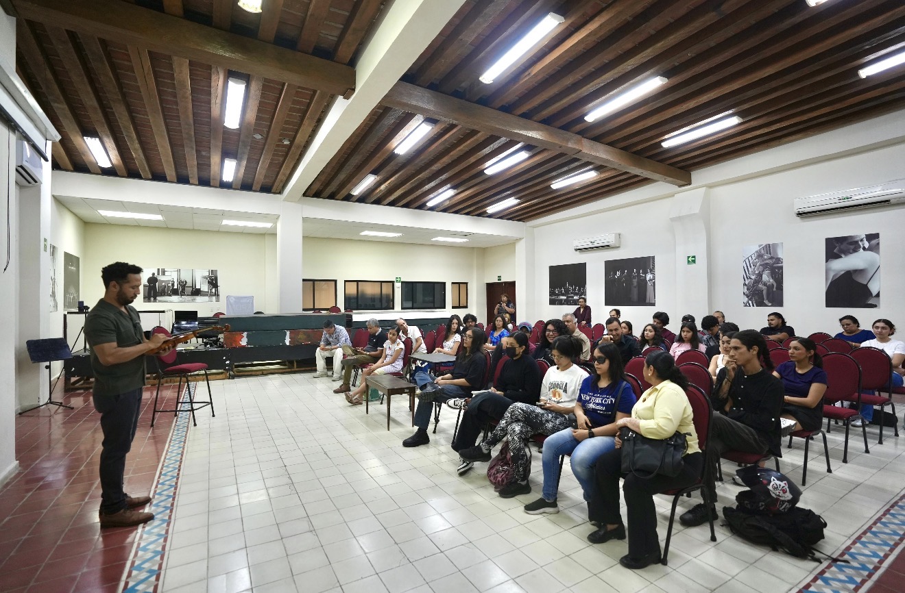 Lee más sobre el artículo La Luthería clásica encontró eco en el CMA con la conferencia de Jonatan Flores Larrea