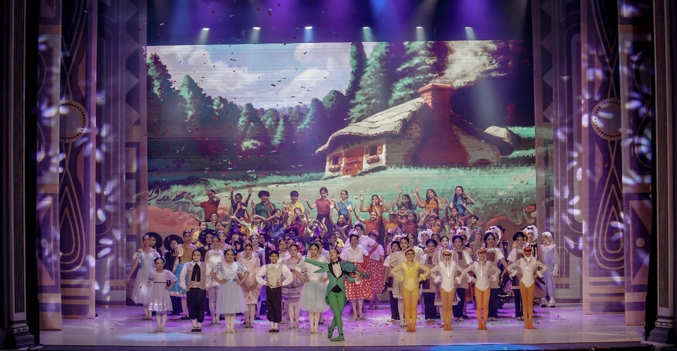 Lee más sobre el artículo Lleno total el Teatro Ángela Peralta para celebrar a la niñez con “Cri-Cri, El Grillito Cantor