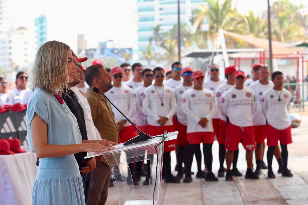 Se Preparan, Entregan Uniformes al Escuadrón Acuático