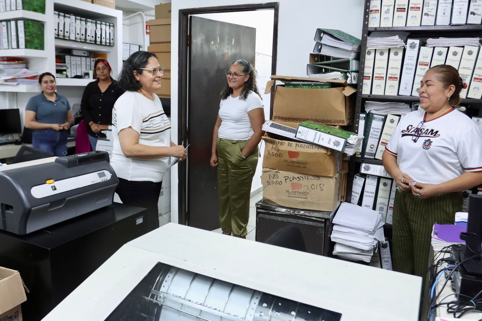La Presidenta Municipal Provisional, Minerva Osuna Zavala, Recorrió hoy las oficinas de Palacio