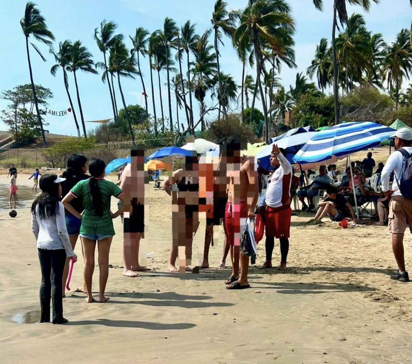 Salvavidas rescatan a cuatro personas en playas de Mazatlán