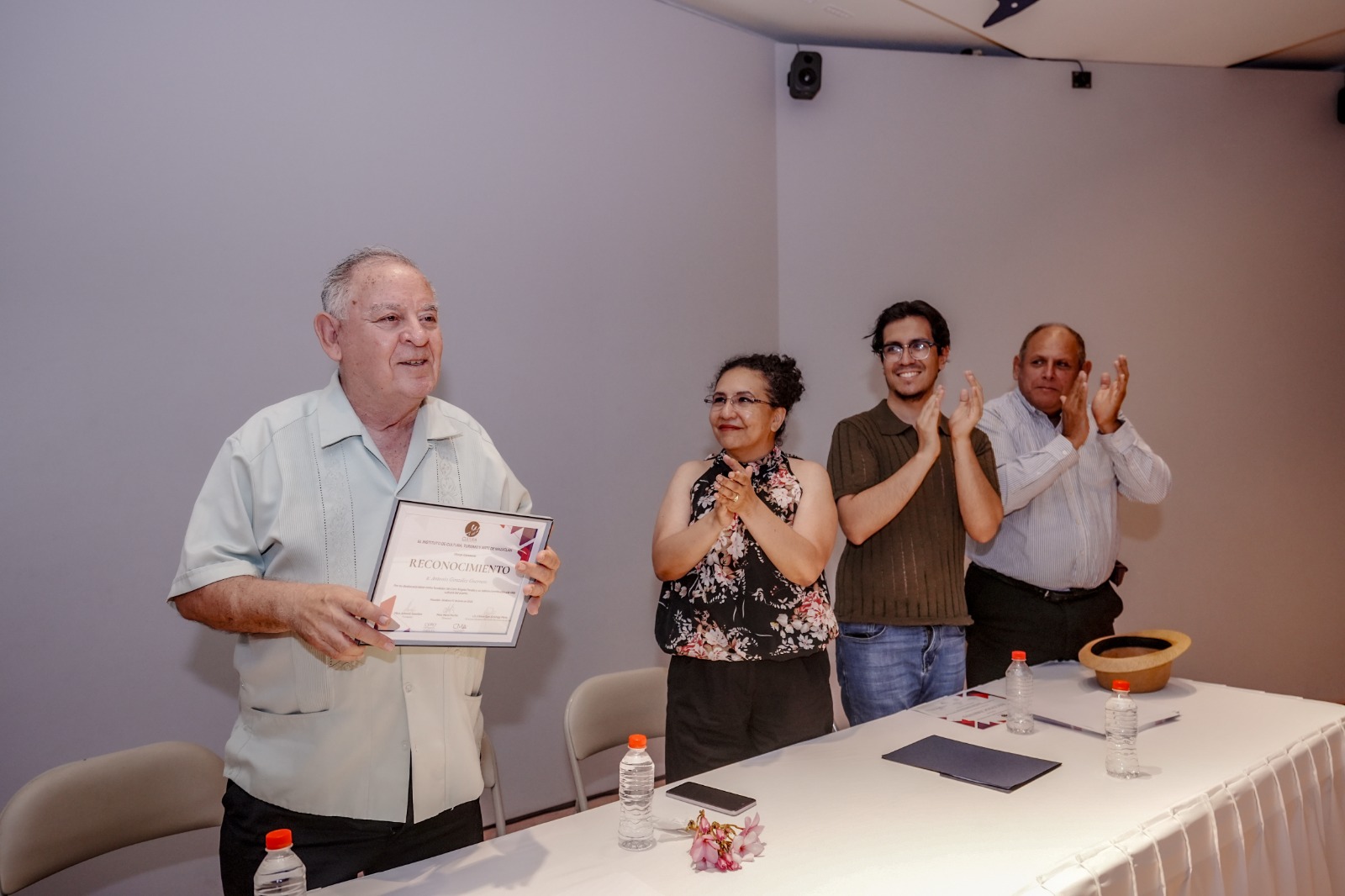 Rinden emotivo homenaje a figuras clave de la ópera