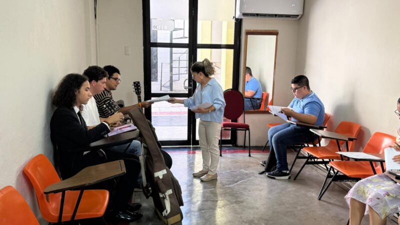Aspirantes presentan examen teórico para ingresar a la Escuela de Música en el CMA