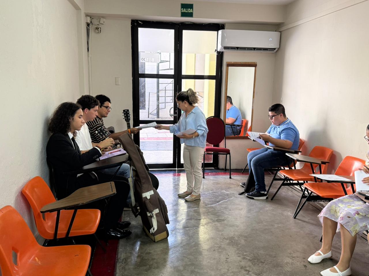 Aspirantes presentan examen teórico para ingresar a la Escuela de Música en el CMA