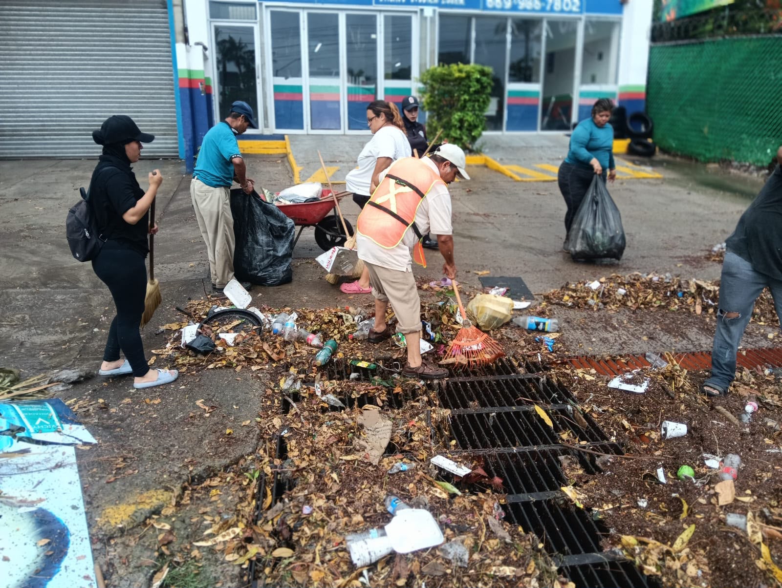 Limpian rejillas y ductos pluviales tras las lluvias en Mazatlán