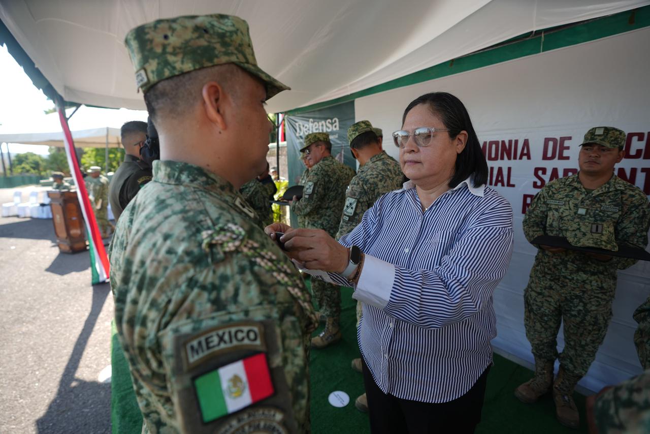 Minerva Osuna acompaña ceremonia de ascensos de la SEDENA en Mazatlán