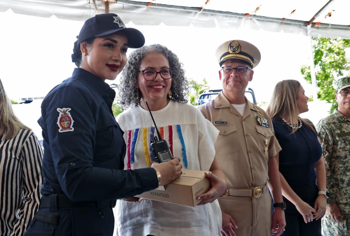 La Gobernadora Graciela Domínguez Entrego 36 Patrullas y 500 Radios