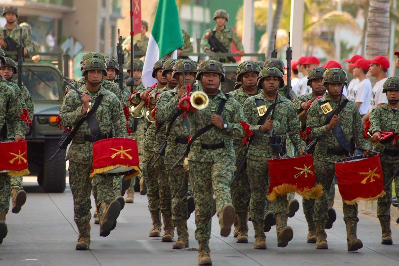 Encabeza Estrella Palacios el Desfile Cívico-Militar por el 216 Aniversario de la Independencia de México