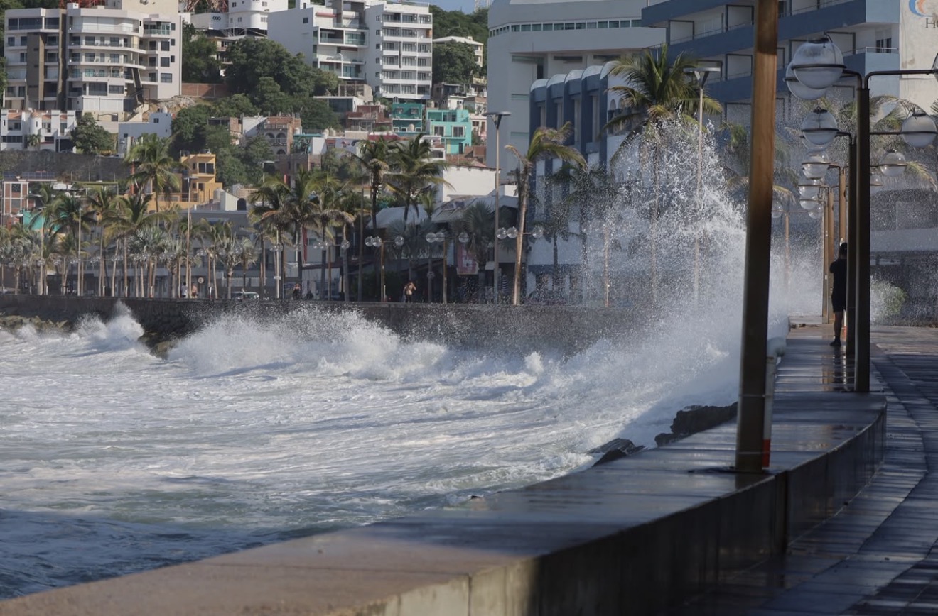 Escuadrón Acuático mantiene vigilancia ante oleaje elevado y restricción en playas de Mazatlán