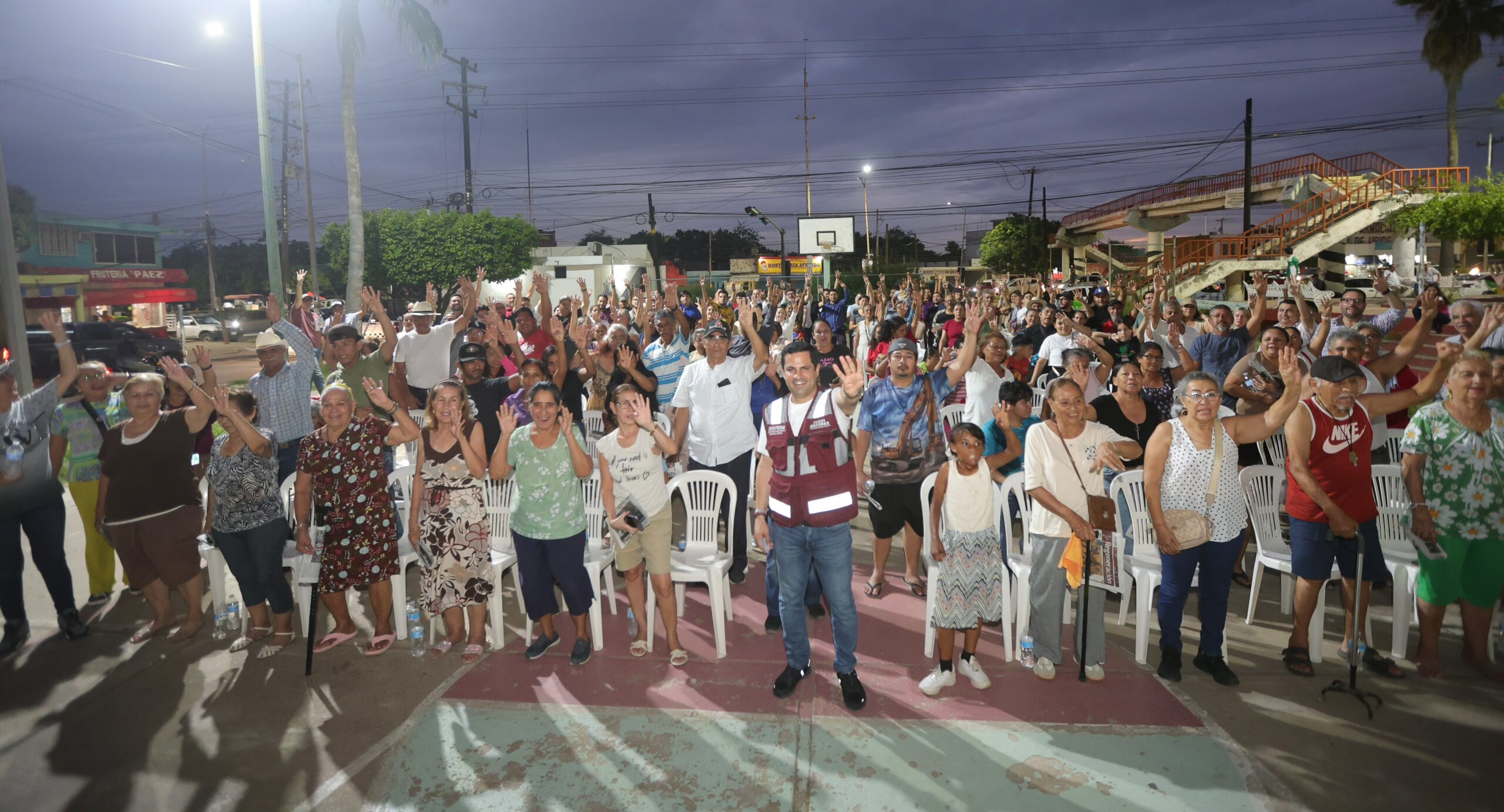Carlos Escobar participa en asamblea informativa en la colonia Urías