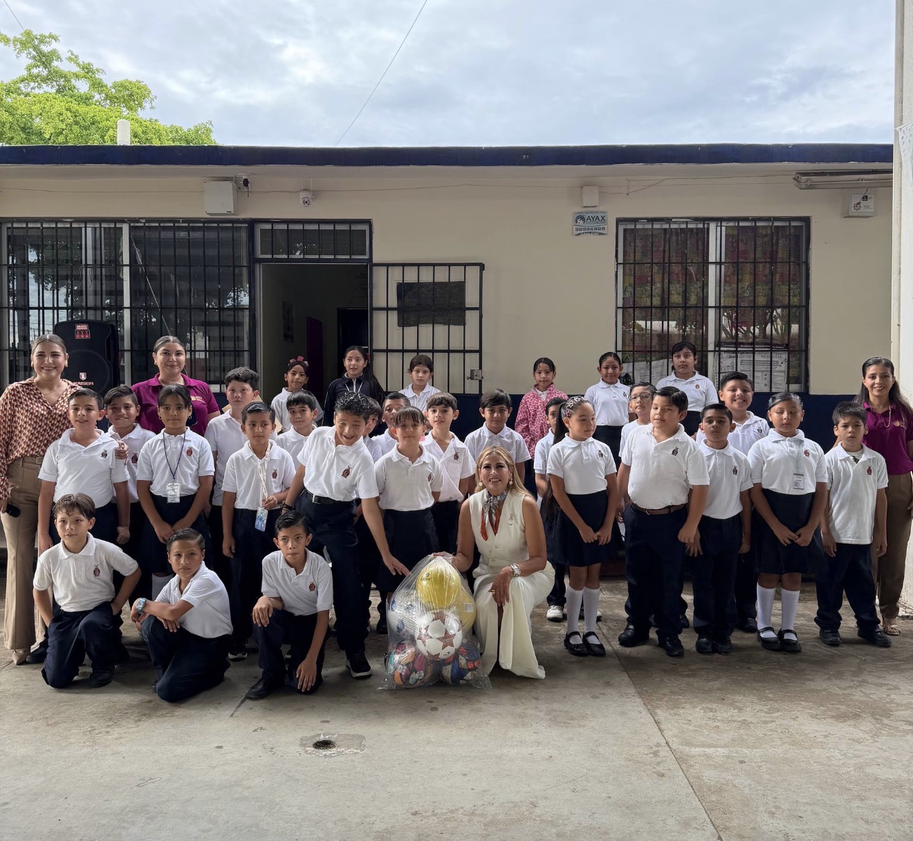 Apoya My-Lai Quintero a estudiantes de la primaria Juan Escutia