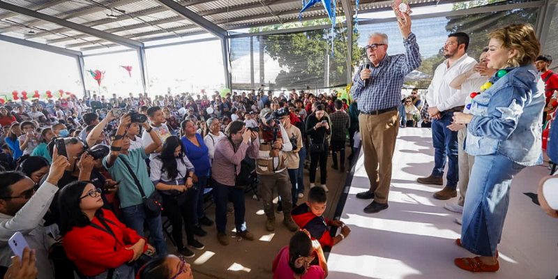 Gobernador Rocha Moya y Eneyda Rocha Festejan a Miles en la Gran Posada 2025