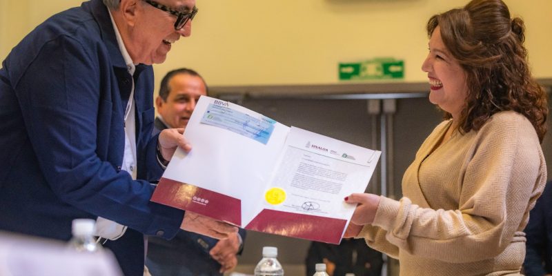 Rocha Entregó 57 Gratificaciones a Personal de COBAES