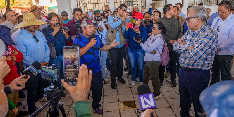 Rubén Rocha Moya se Atendió a Miembros de Comunidades indígenas de Ahome