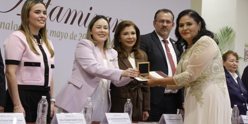 Entrega Yeraldine Bonilla la Medalla «Maestro Altamirano» y «Rafael Ramírez»
