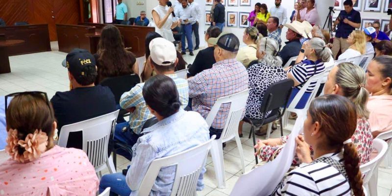 Reciben en Palacio a Habitantes de El Habal y El Potrero de Carrasco