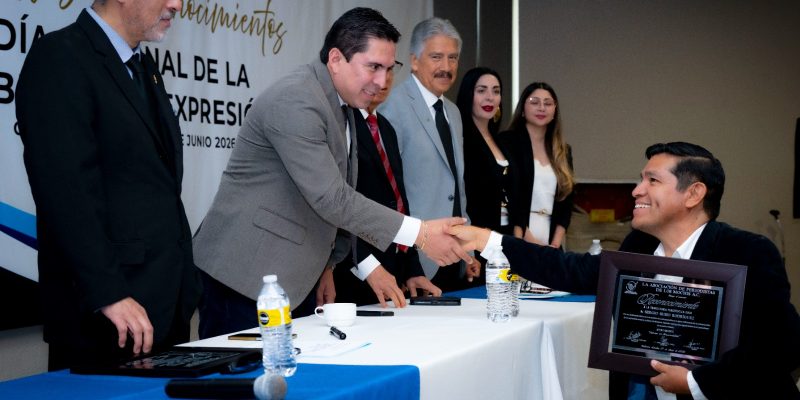 Reconocen a Sergio Rubio por su Trayectoria Periodística