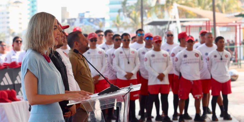 Se Preparan, Entregan Uniformes al Escuadrón Acuático