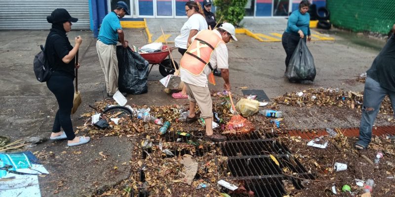 Limpian rejillas y ductos pluviales tras las lluvias en Mazatlán