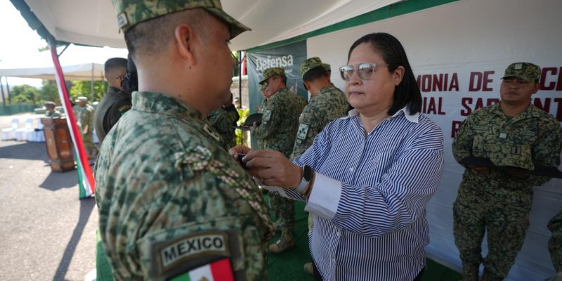 Minerva Osuna acompaña ceremonia de ascensos de la SEDENA en Mazatlán