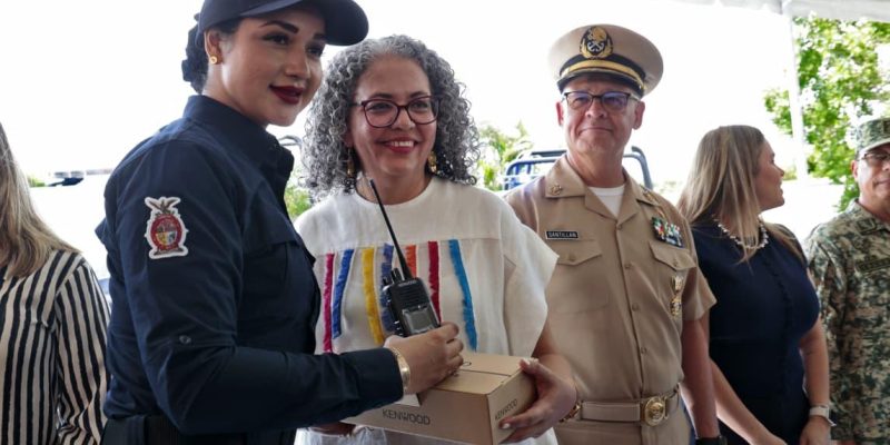 La Gobernadora Graciela Domínguez Entrego 36 Patrullas y 500 Radios
