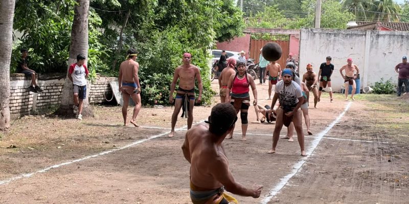 Reviven el Ancestral Juego de Ulama con Exhibición de Jugadores Locales